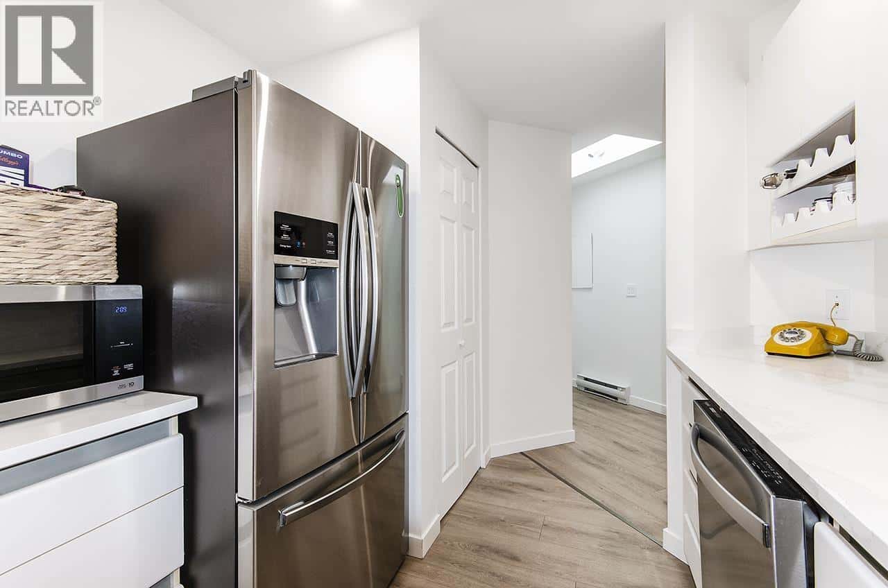 406 2975 PRINCESS CRESCENT — Coquitlam, British Columbia - Photo 5 of 27