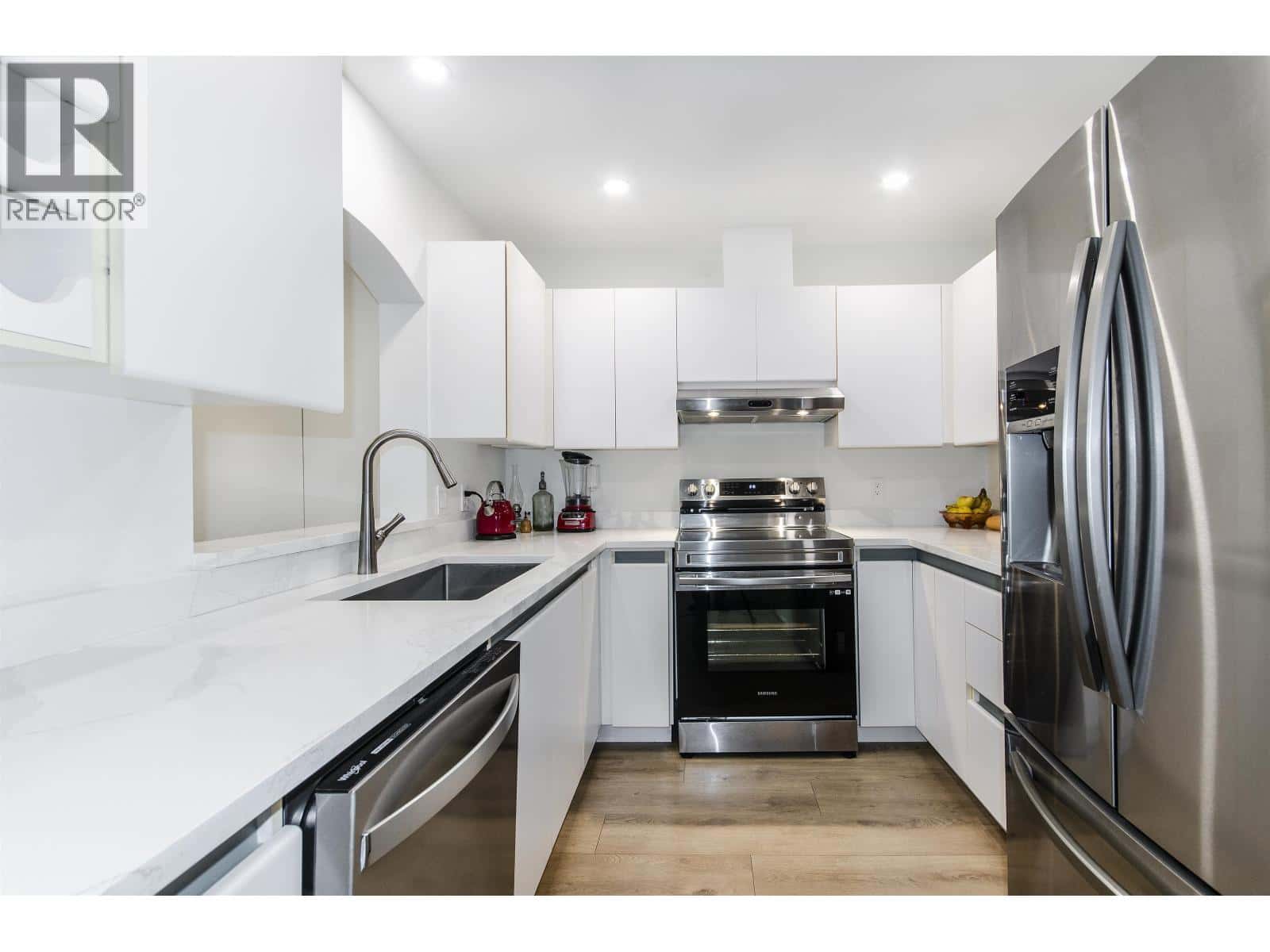 406 2975 PRINCESS CRESCENT — Coquitlam, British Columbia - Photo 3 of 27