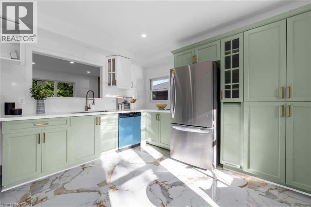 39 GRANDFIELD Street — Hamilton, Ontario - Photo 5 of 38