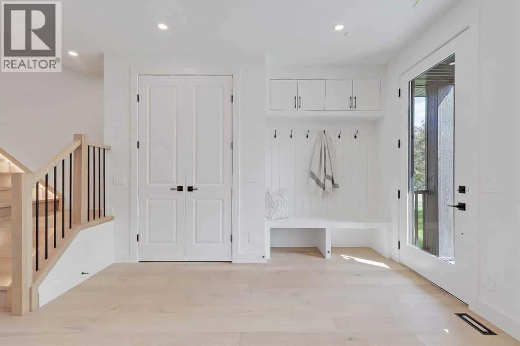 518 22 Avenue NW — Calgary, Alberta - Photo 4 of 49