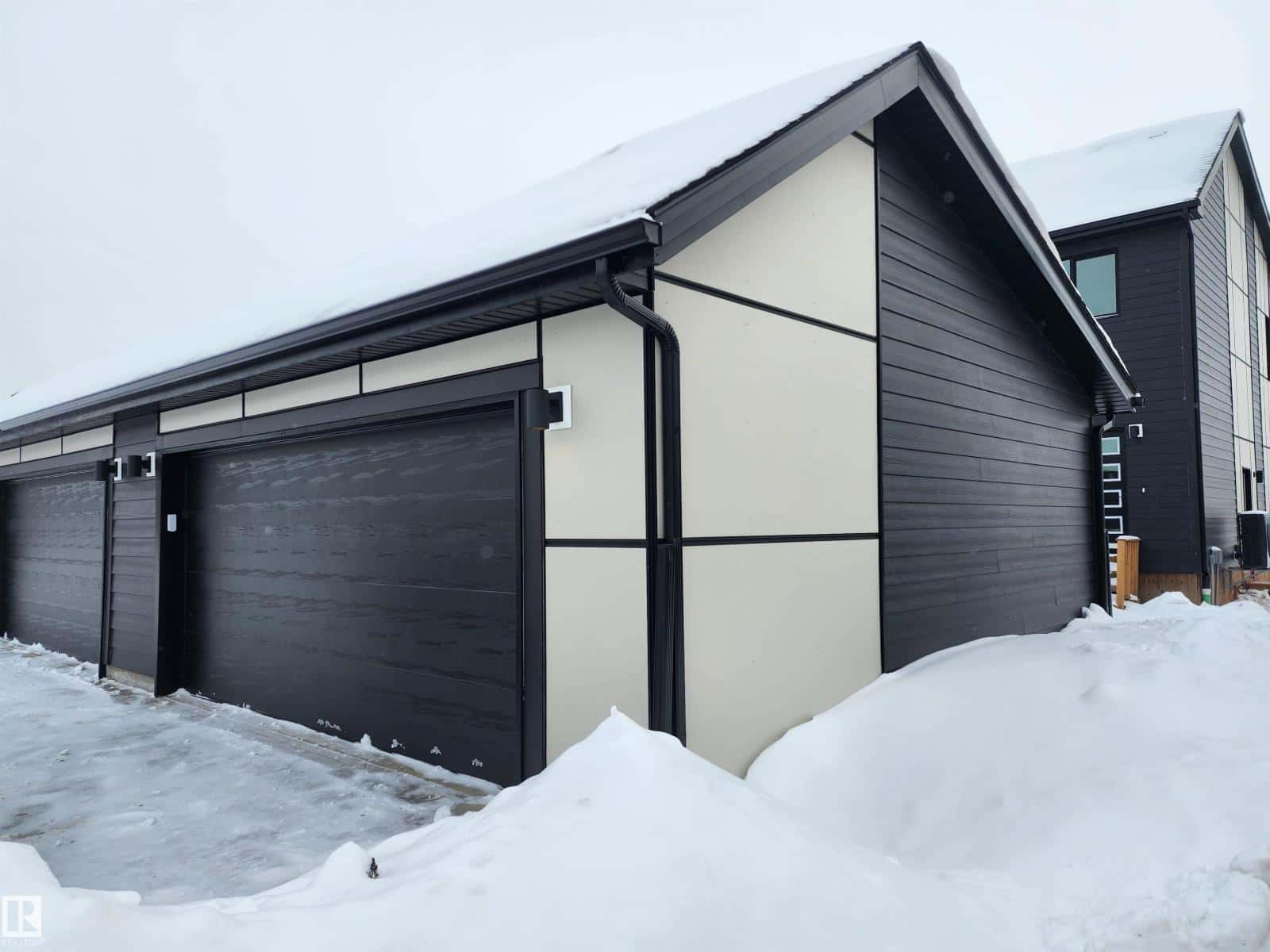 5115 PILOT LN NW — Edmonton, Alberta - Photo 3 of 21