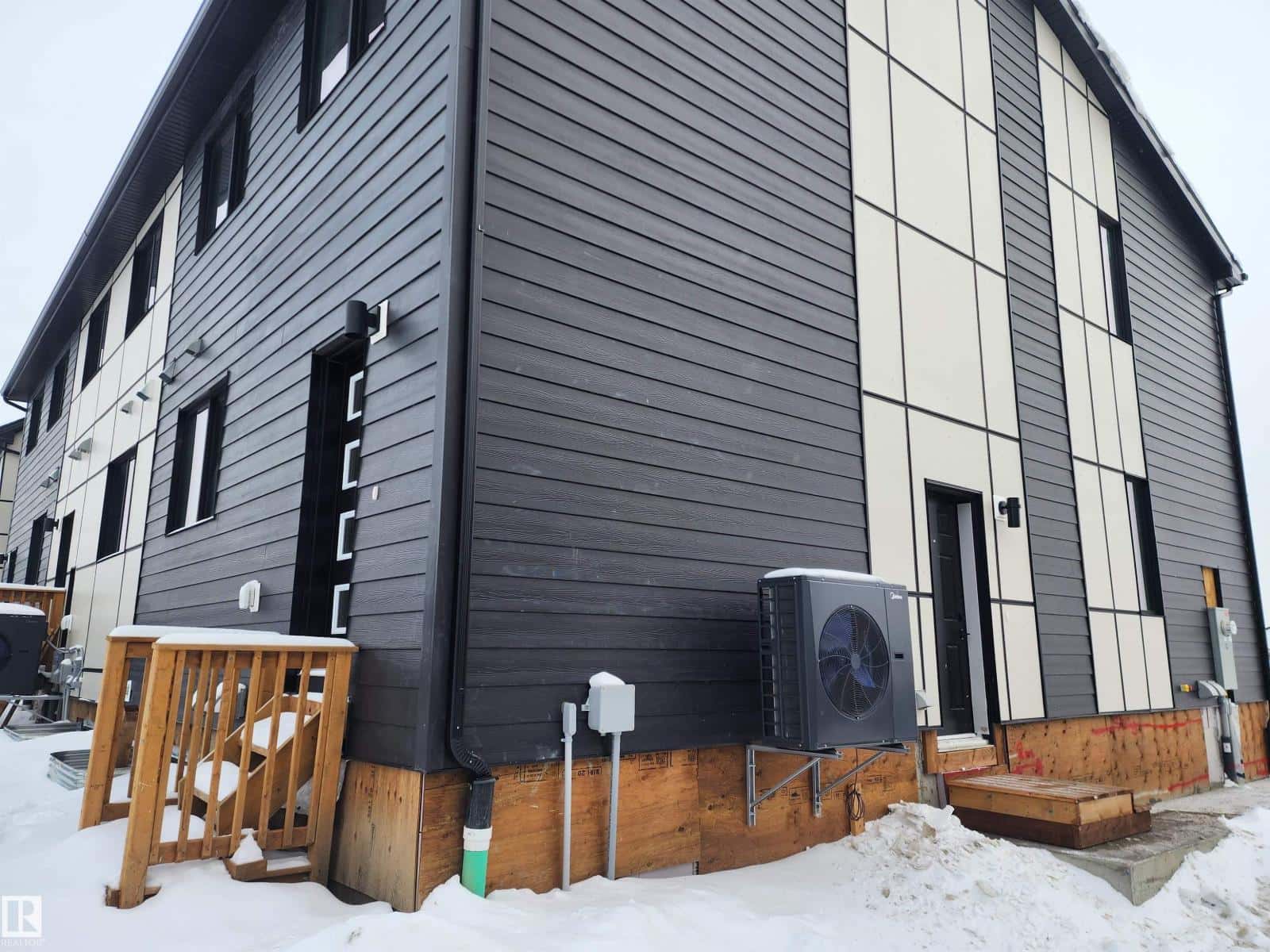 5115 PILOT LN NW — Edmonton, Alberta - Photo 2 of 21