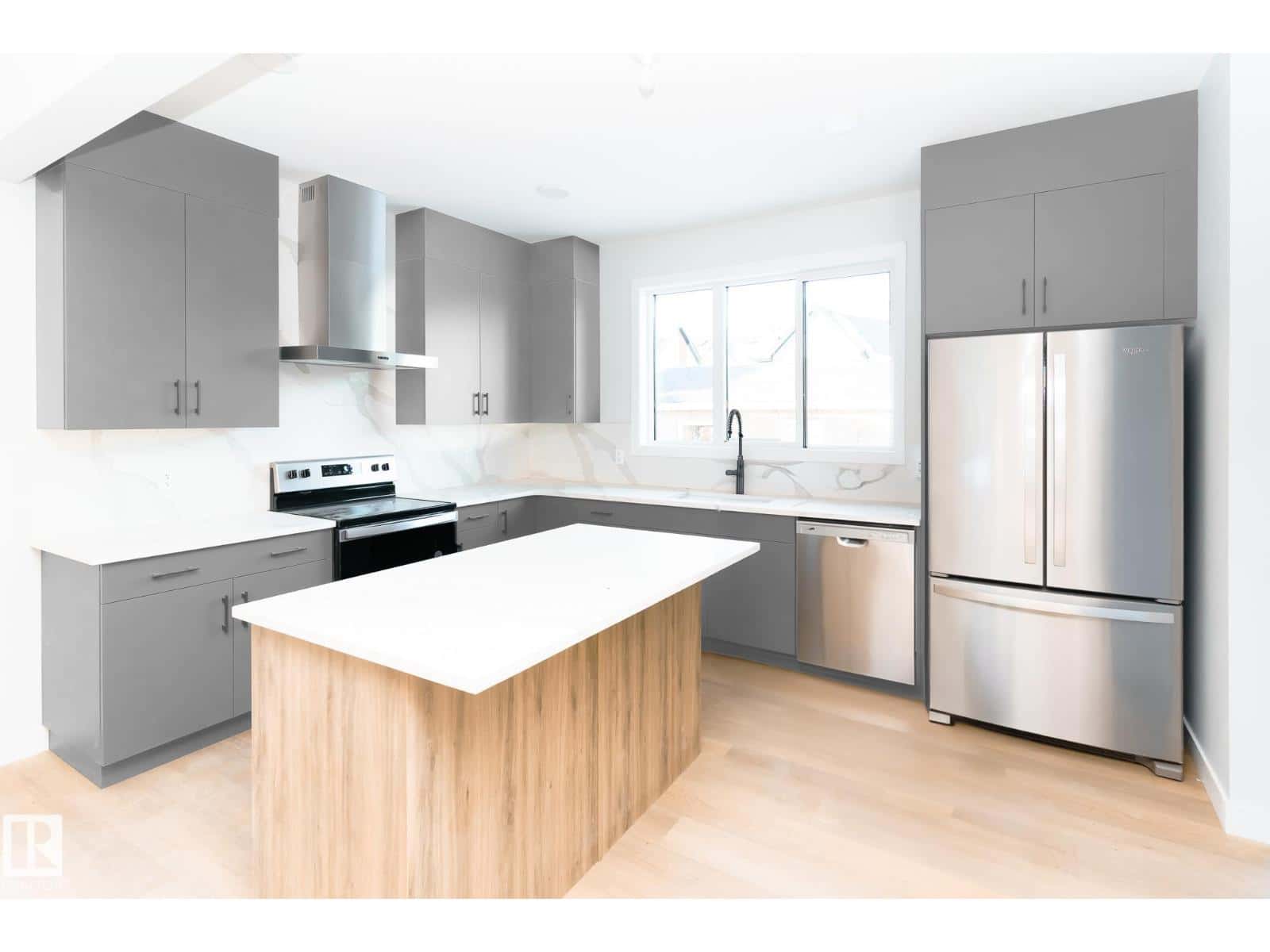 5115 PILOT LN NW — Edmonton, Alberta - Photo 5 of 21