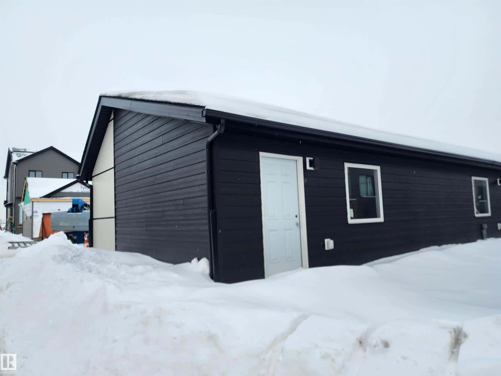 5115 PILOT LN NW — Edmonton, Alberta - Photo 4 of 21