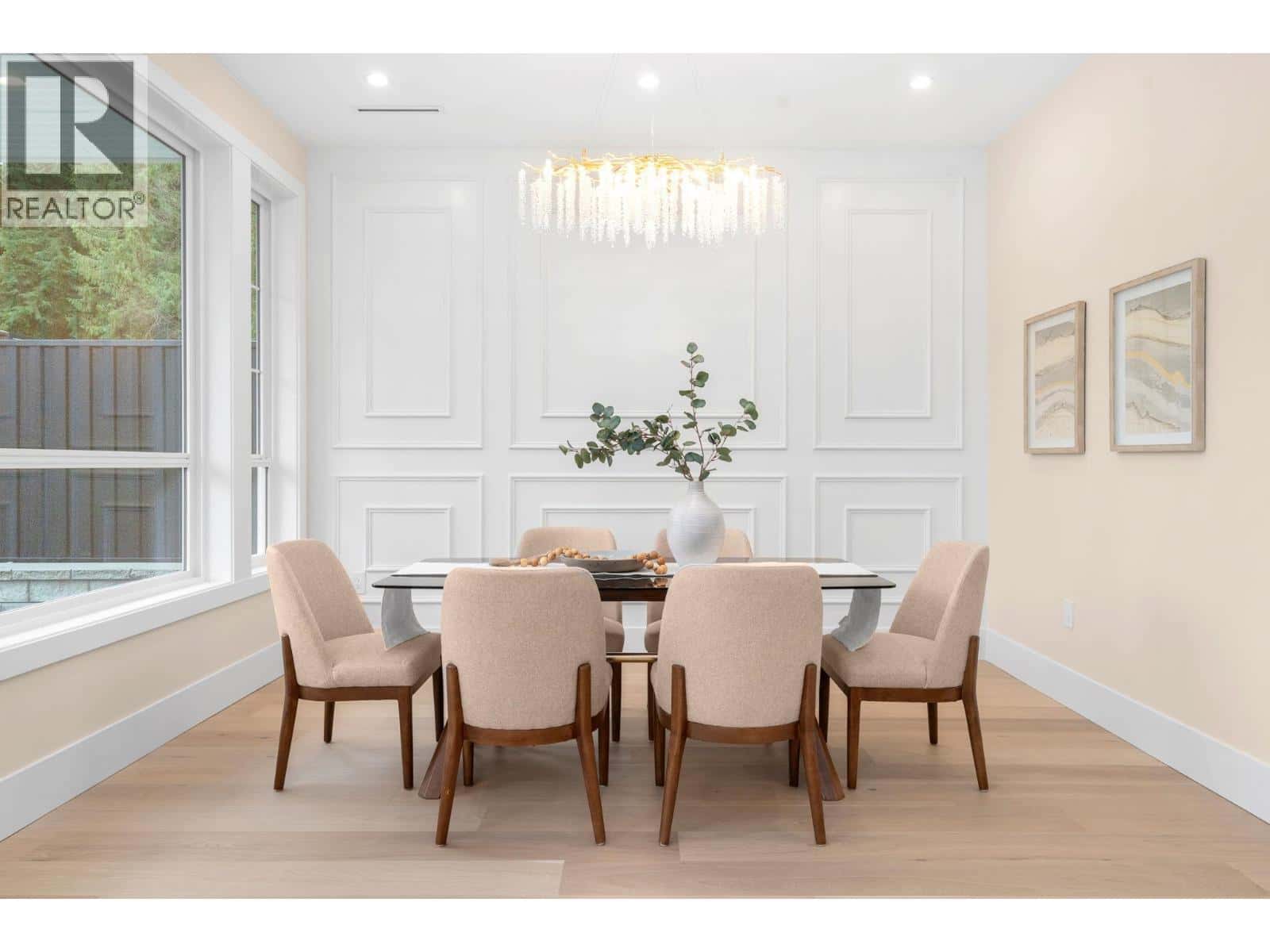 361 E 22ND STREET — North Vancouver, British Columbia - Photo 4 of 31