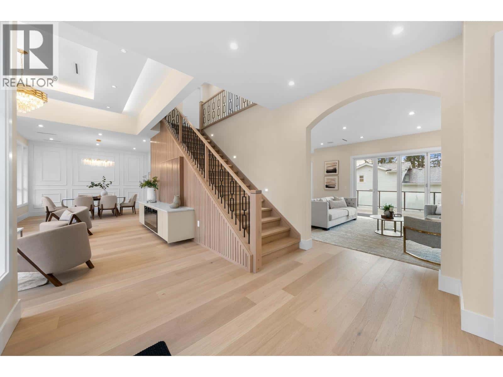 361 E 22ND STREET — North Vancouver, British Columbia - Photo 2 of 31