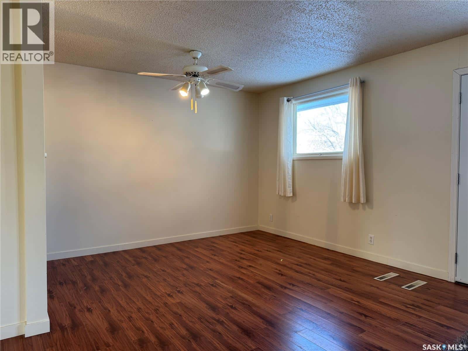 606 2nd AVENUE — Raymore, Saskatchewan - Photo 5 of 37