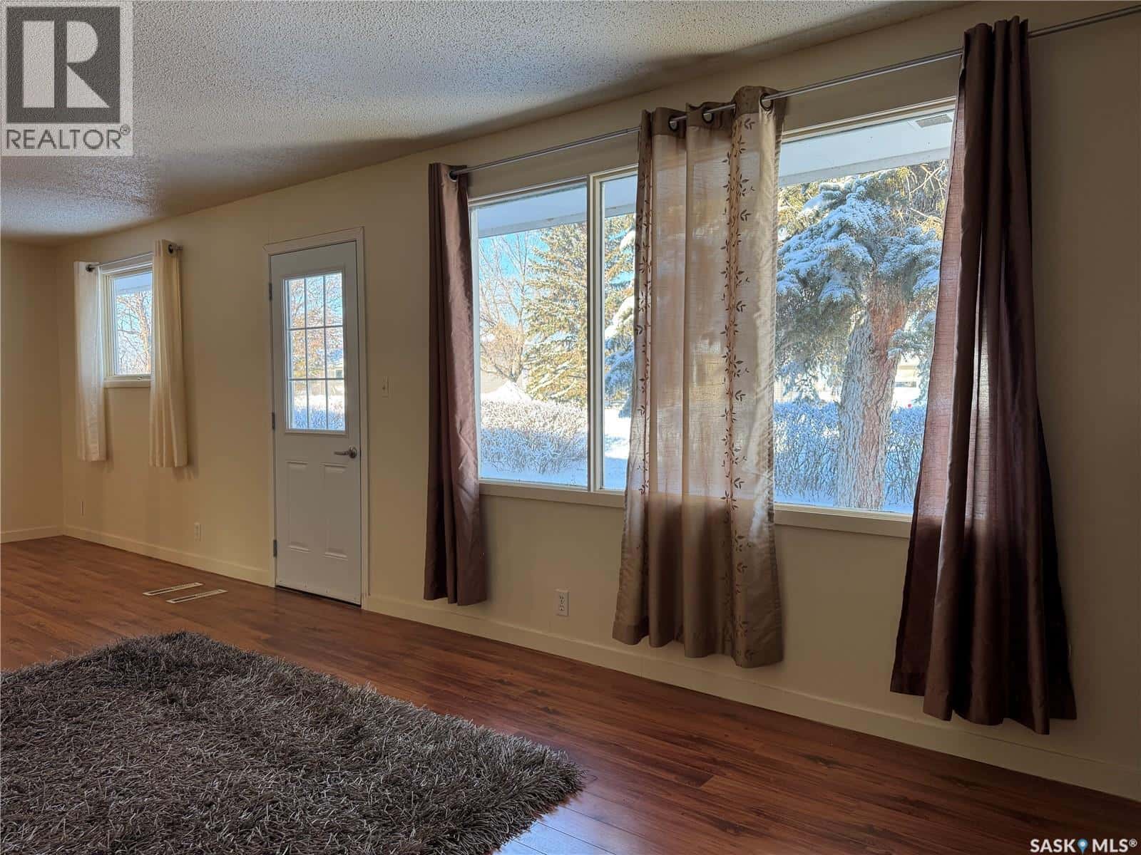 606 2nd AVENUE — Raymore, Saskatchewan - Photo 3 of 37