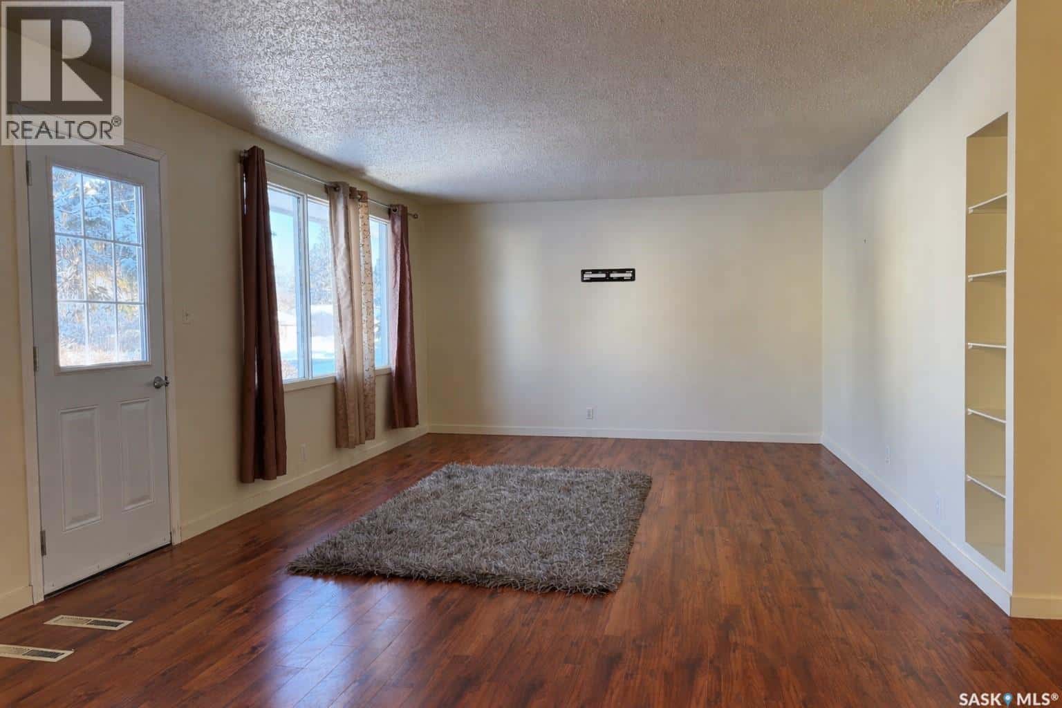 606 2nd AVENUE — Raymore, Saskatchewan - Photo 4 of 37