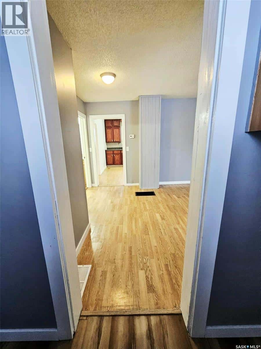 623 St Mary STREET — Esterhazy, Saskatchewan - Photo 3 of 33