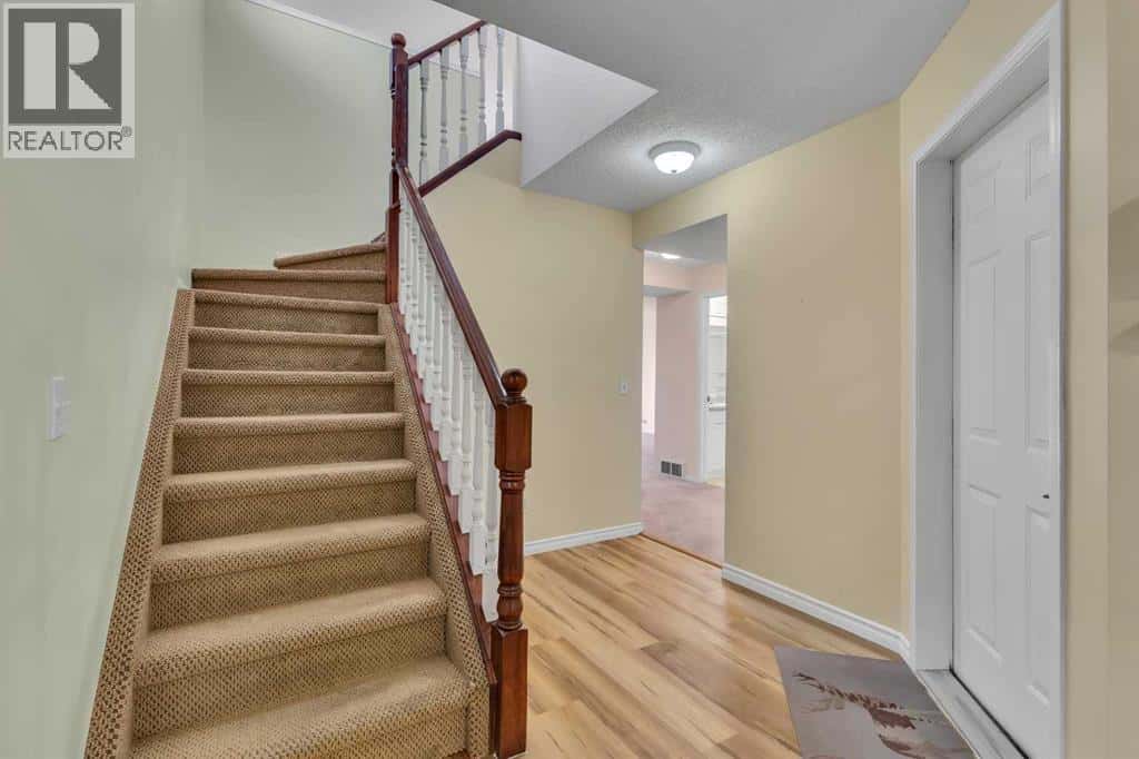 140 Valley Ridge Heights NW — Calgary, Alberta - Photo 5 of 50