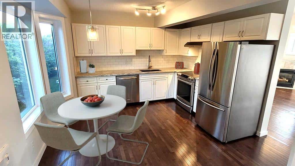 215 Killarney Glen Court SW — Calgary, Alberta - Photo 3 of 24