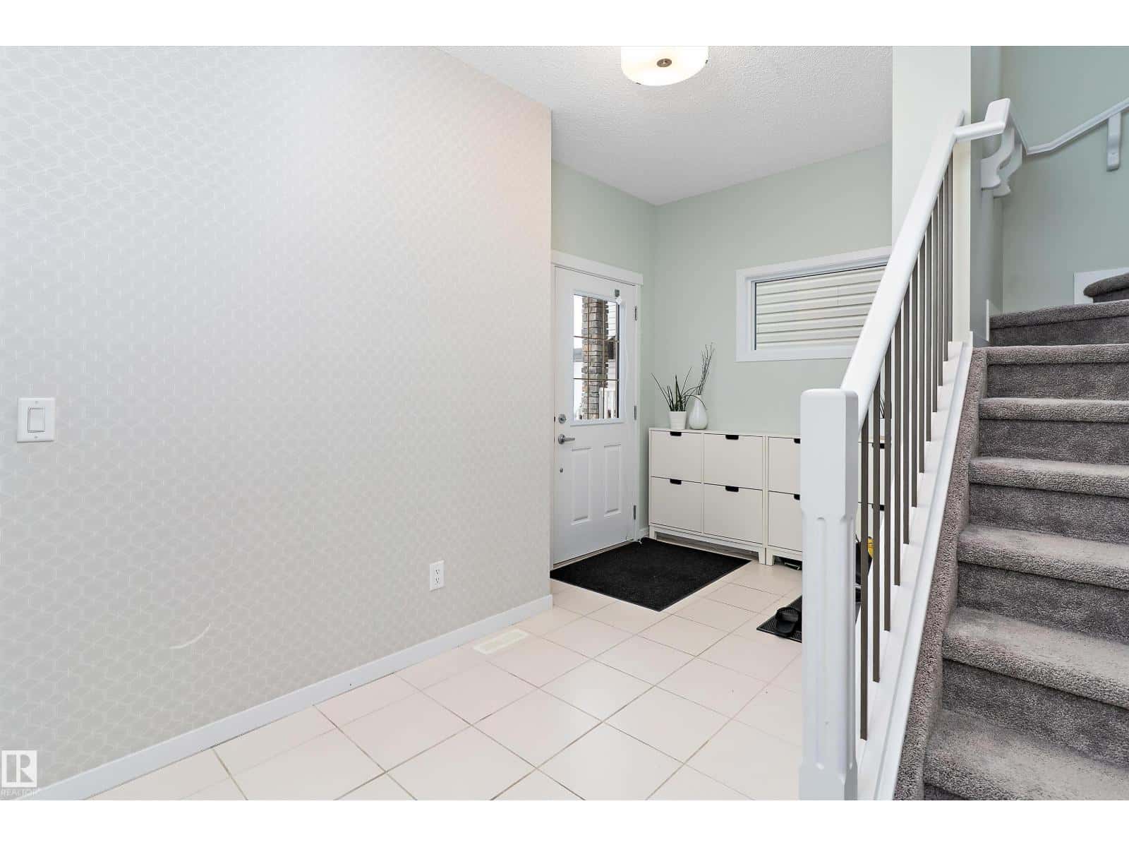 2927 11 ST NW — Edmonton, Alberta - Photo 2 of 54