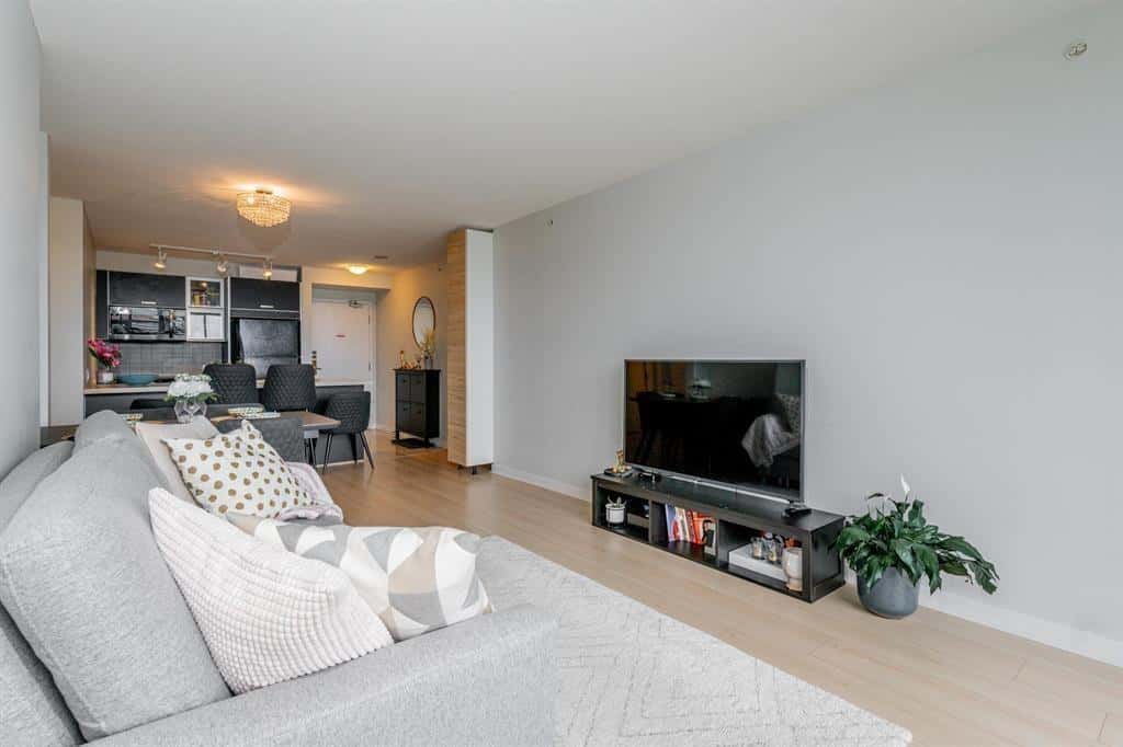 809 9981 WHALLEY BOULEVARD — Surrey, British Columbia - Photo 3 of 26