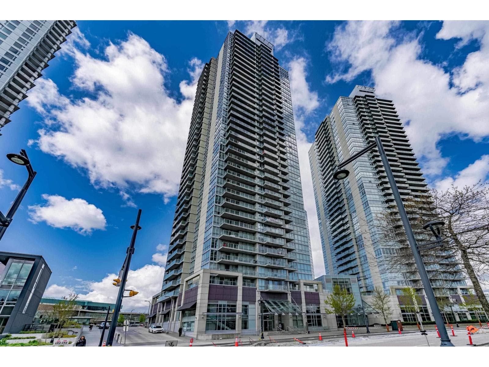 809 9981 WHALLEY BOULEVARD — Surrey, British Columbia - Main photo