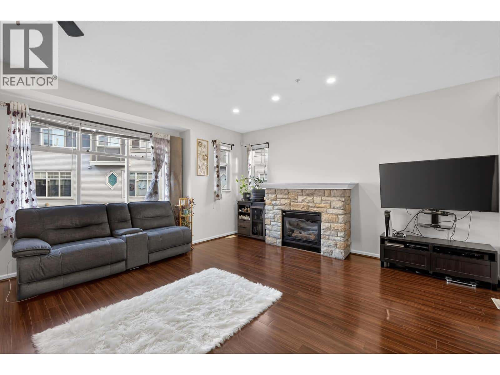 57 1010 EWEN AVENUE — New Westminster, British Columbia - Photo 3 of 32