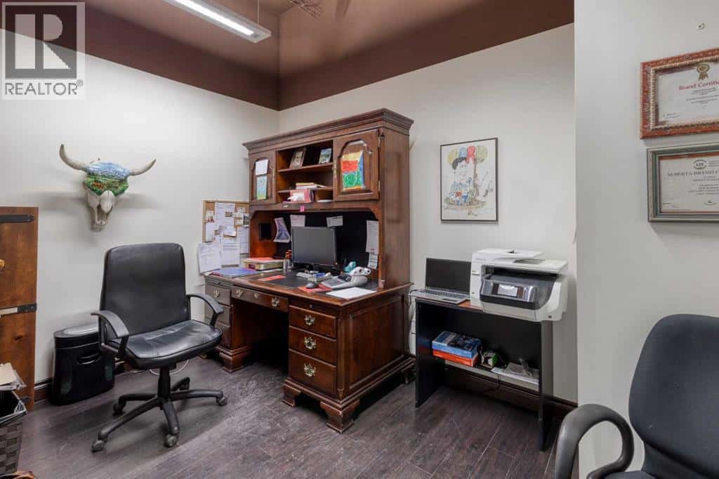 2, 505 Railway Street W — Cochrane, Alberta - Photo 2 of 10