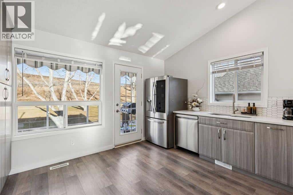 36 Riverview Drive — Cochrane, Alberta - Photo 4 of 35