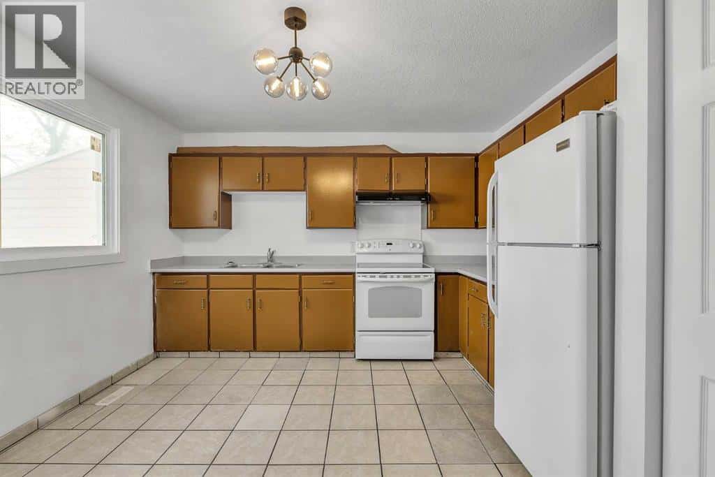 318 Marlborough Way NE — Calgary, Alberta - Photo 5 of 21