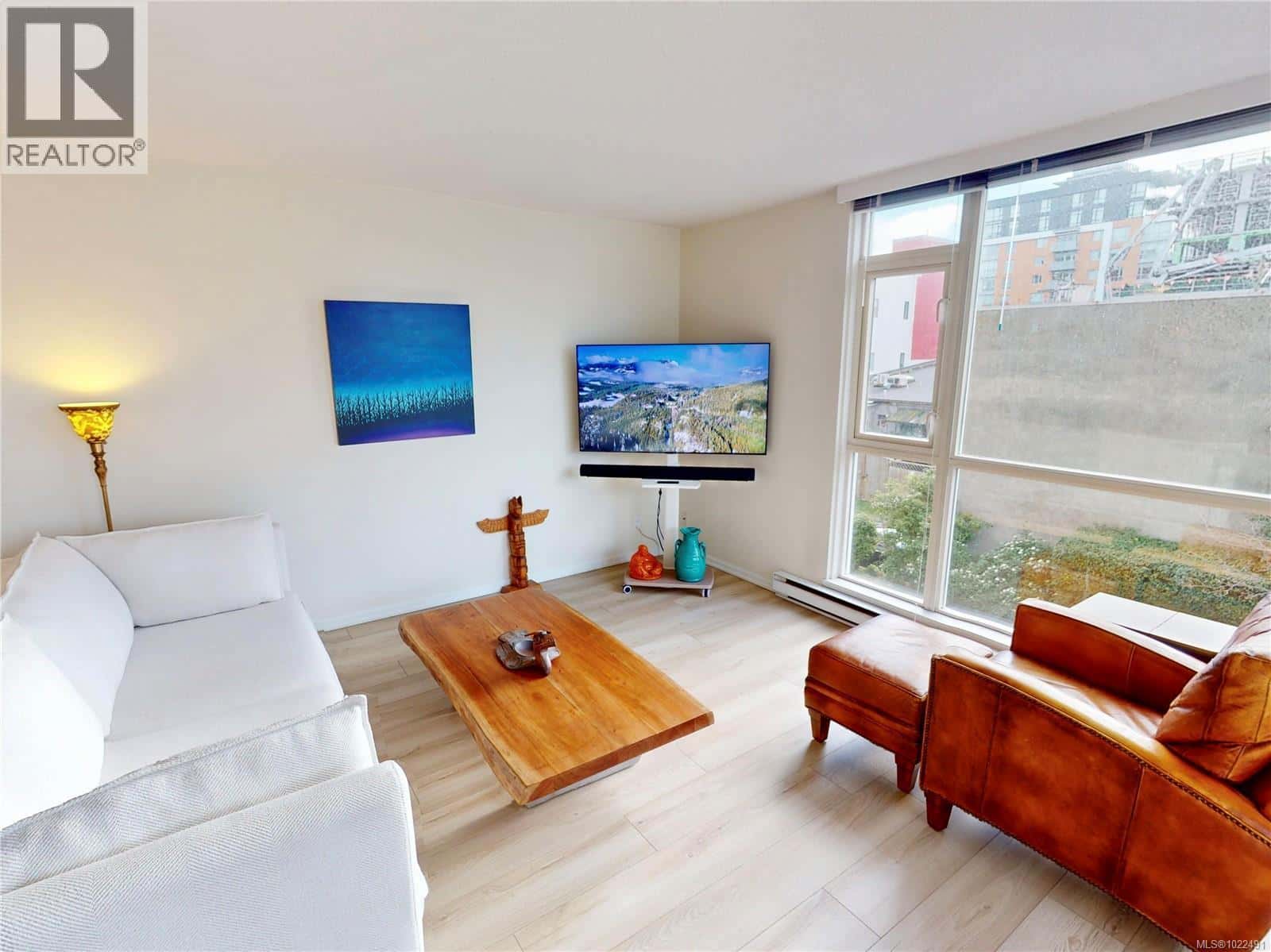 312 835 View St — Victoria, British Columbia - Photo 3 of 31