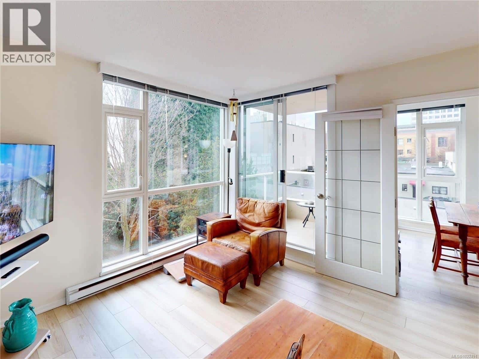 312 835 View St — Victoria, British Columbia - Photo 4 of 31