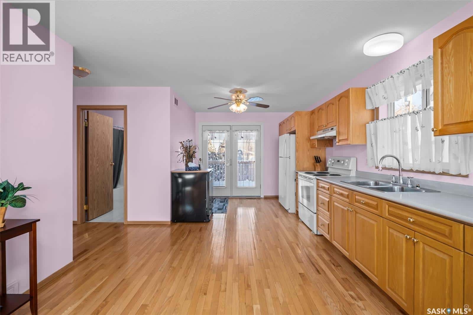 342 Bernard BAY — Prince Albert, Saskatchewan - Photo 3 of 32