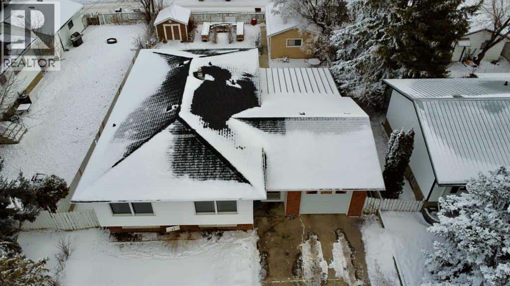 52 11 Street W — Brooks, Alberta - Photo 2 of 39