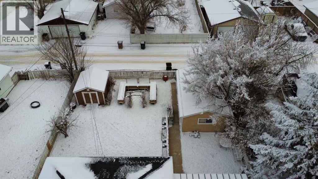 52 11 Street W — Brooks, Alberta - Photo 3 of 39