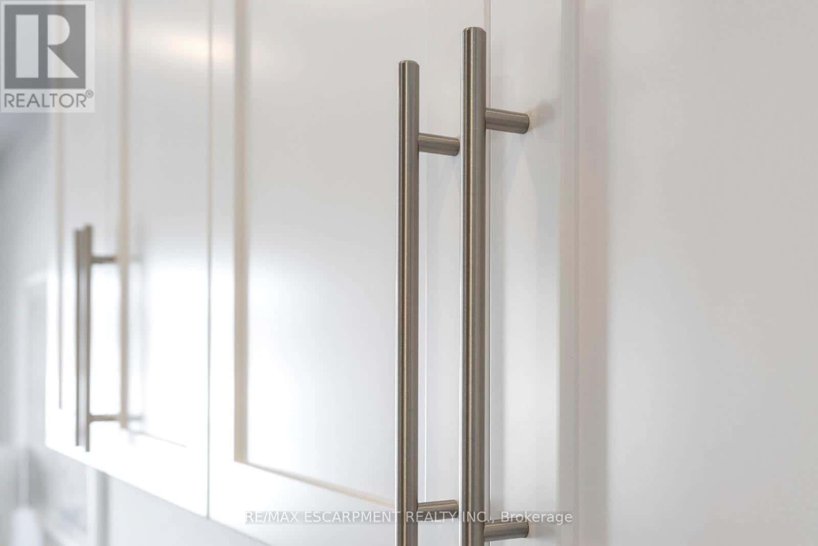 14 CLEAR VALLEY LANE — Hamilton (Mount Hope), Ontario - Photo 4 of 46