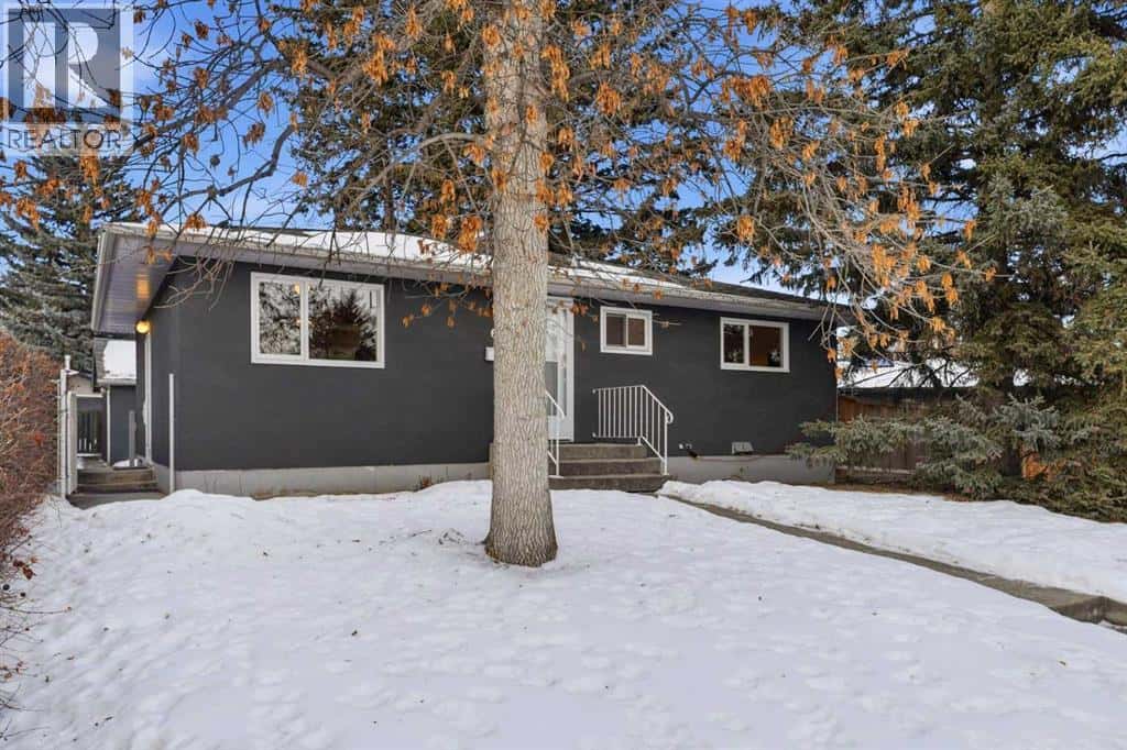 67 Woodlark Drive SW — Calgary, Alberta - Photo 2 of 39