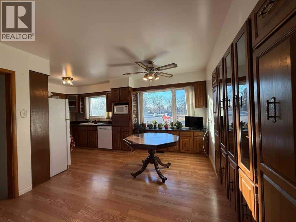 351 18 Street N — Lethbridge, Alberta - Photo 5 of 24