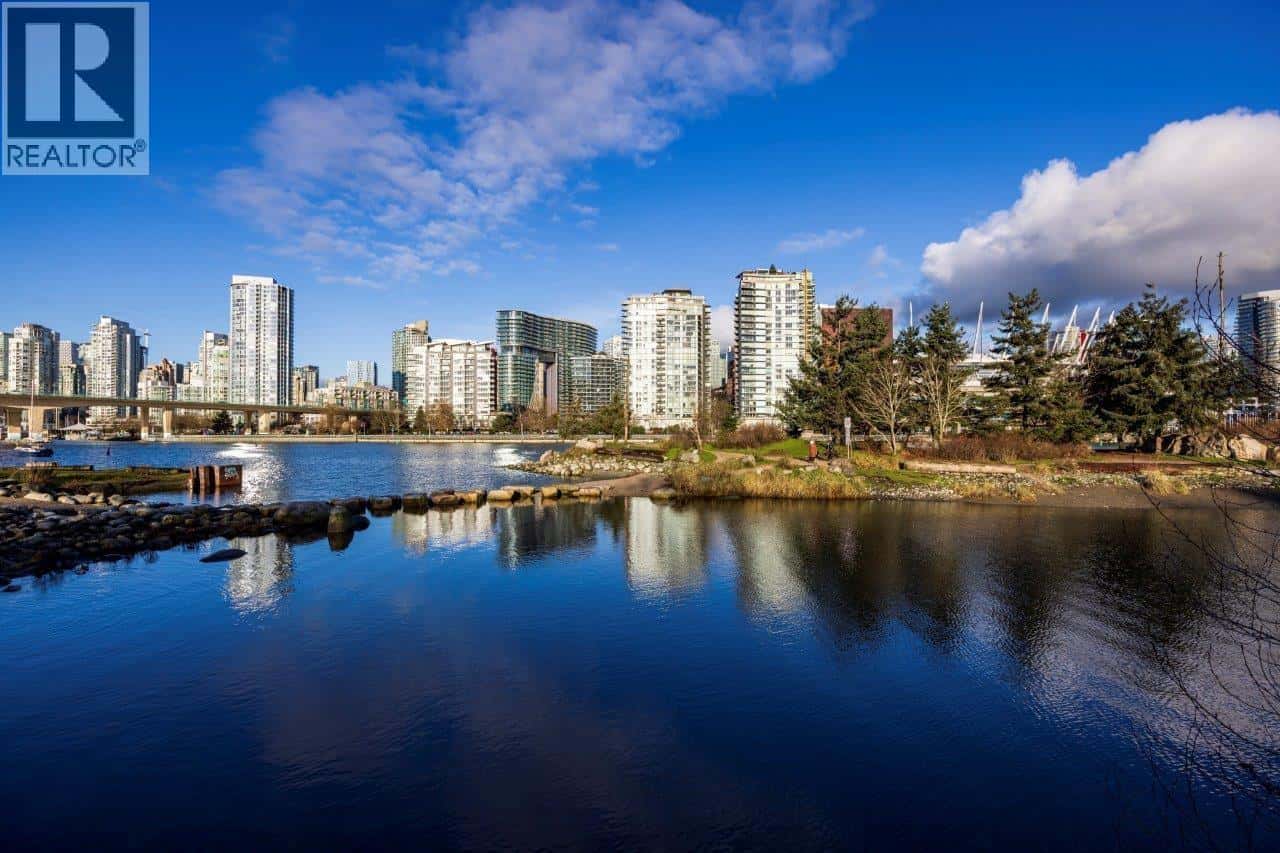 208 1616 COLUMBIA STREET — Vancouver, British Columbia - Photo 2 of 33