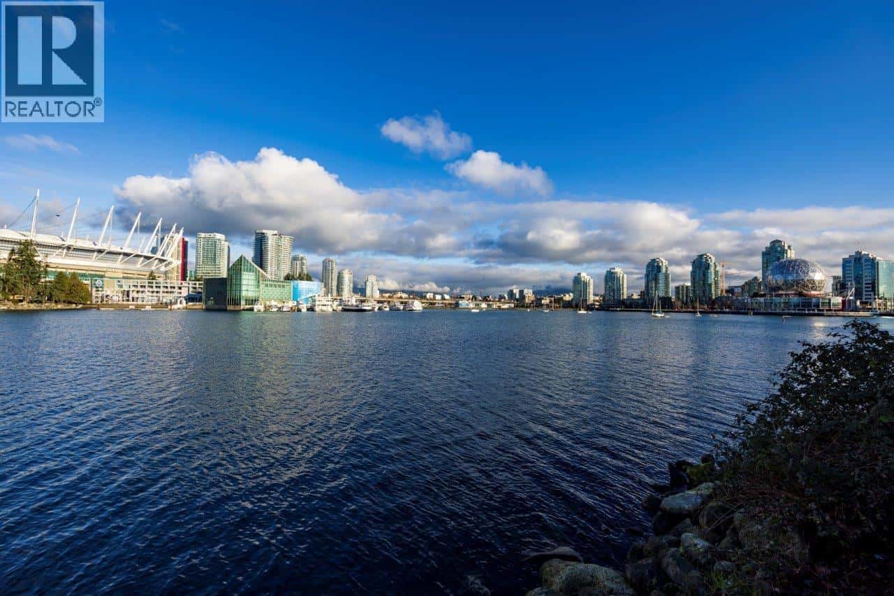 208 1616 COLUMBIA STREET — Vancouver, British Columbia - Photo 3 of 33