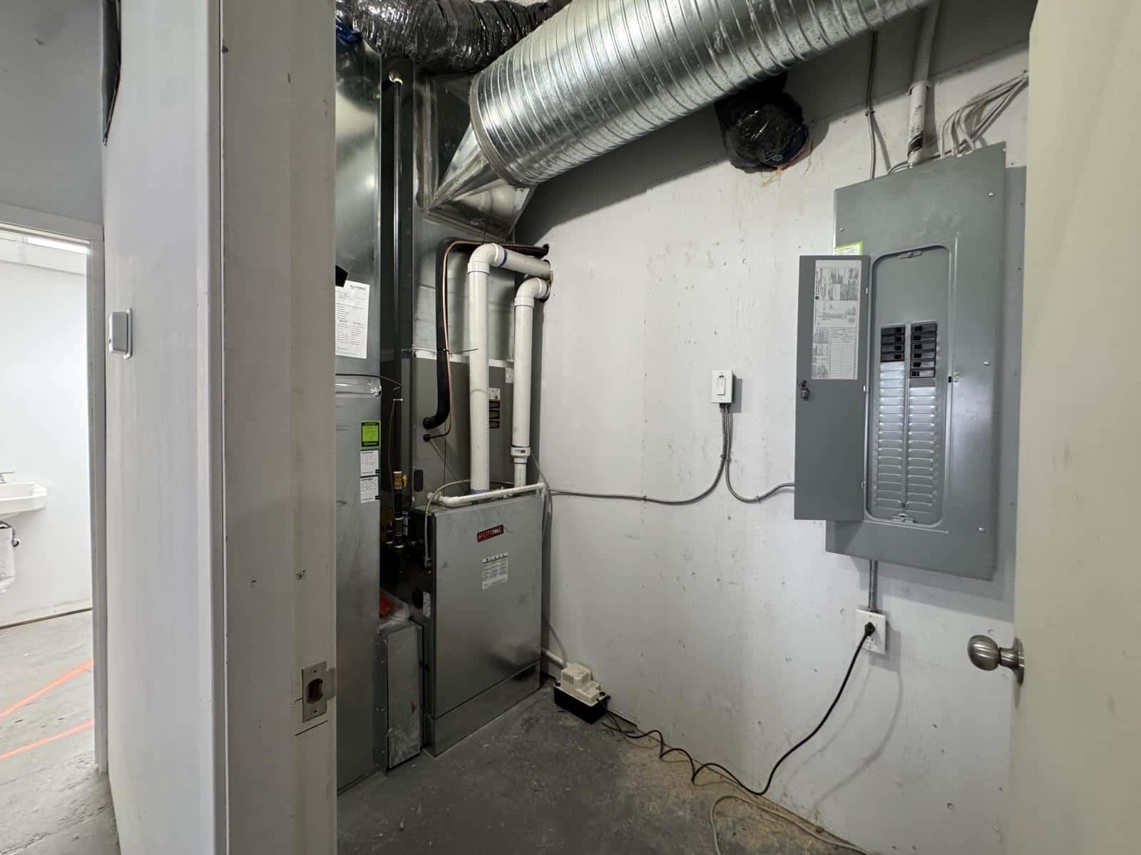 Edmonton — Edmonton - Photo 4 of 21