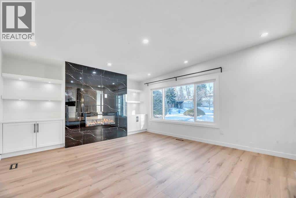 128 Cantrell Place SW — Calgary, Alberta - Photo 4 of 48