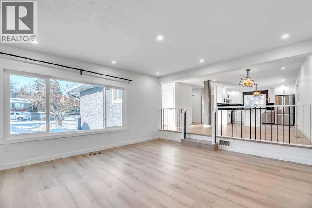 128 Cantrell Place SW — Calgary, Alberta - Photo 5 of 48