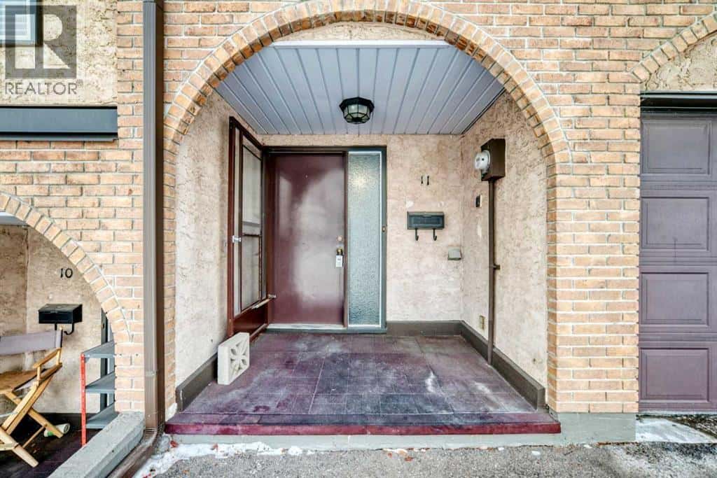 11, 1011 Canterbury Drive SW — Calgary, Alberta - Photo 3 of 43