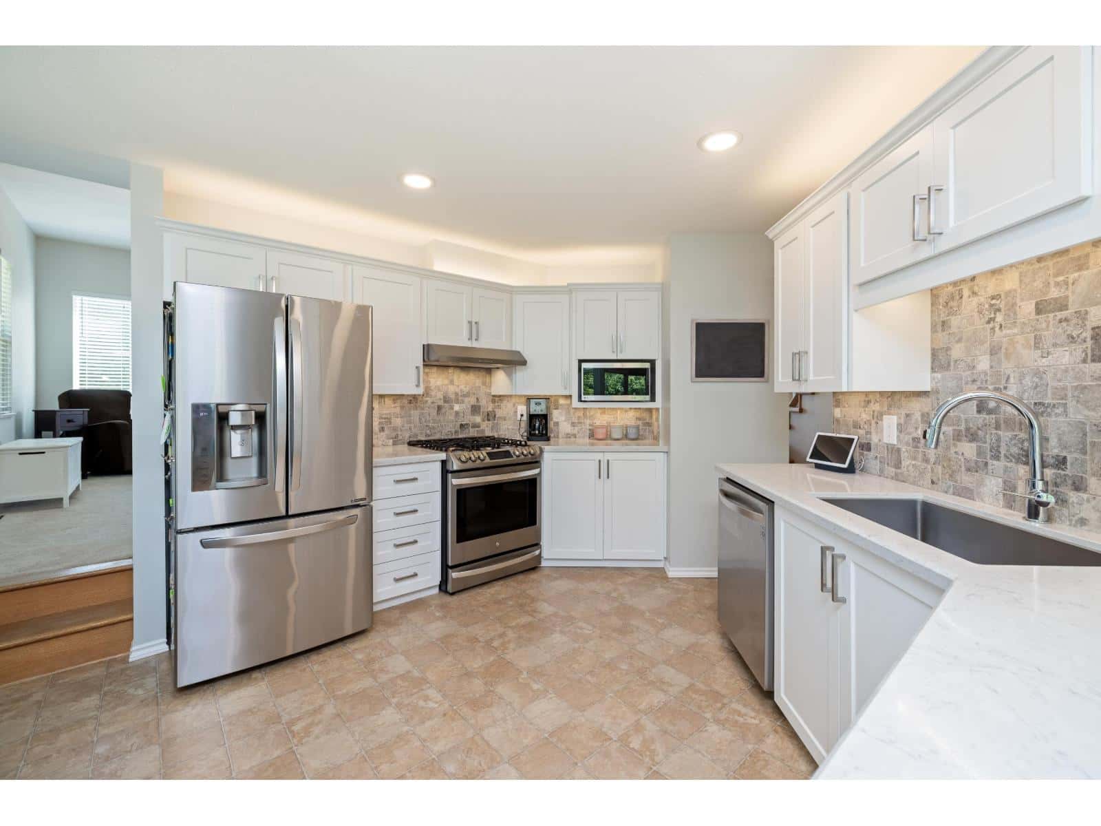 45257 RAVEN PLACE, Sardis West Vedder — Chilliwack, British Columbia - Photo 3 of 35