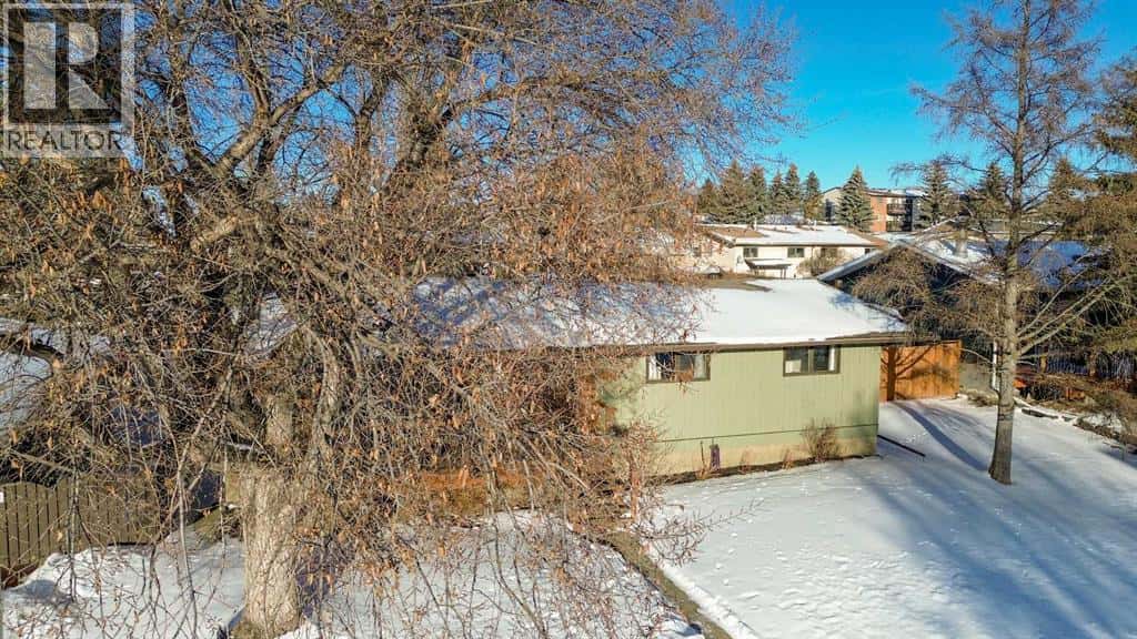 5228 40 Street — Innisfail, Alberta - Photo 5 of 50