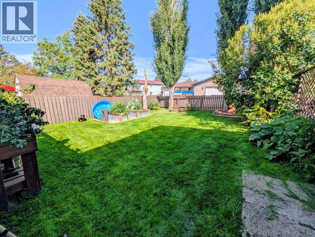 5228 40 Street — Innisfail, Alberta - Photo 2 of 50