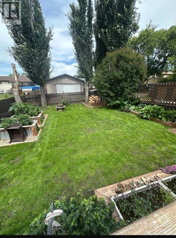 5228 40 Street — Innisfail, Alberta - Photo 3 of 50