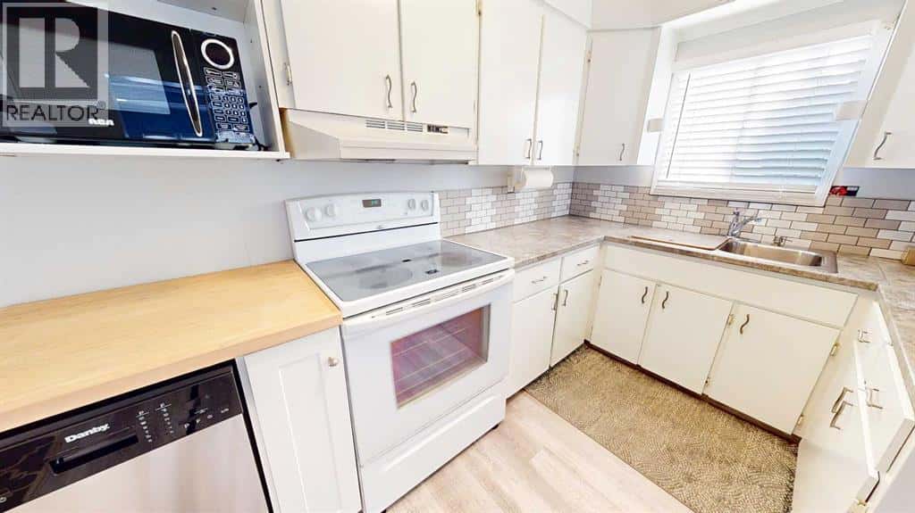 31, 2248 Southview Drive SE — Medicine Hat, Alberta - Photo 5 of 38