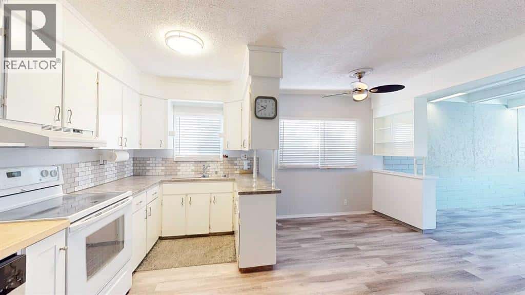 31, 2248 Southview Drive SE — Medicine Hat, Alberta - Photo 2 of 38