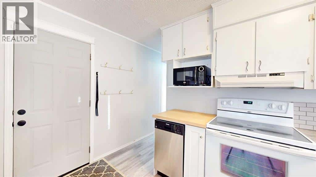 31, 2248 Southview Drive SE — Medicine Hat, Alberta - Photo 4 of 38