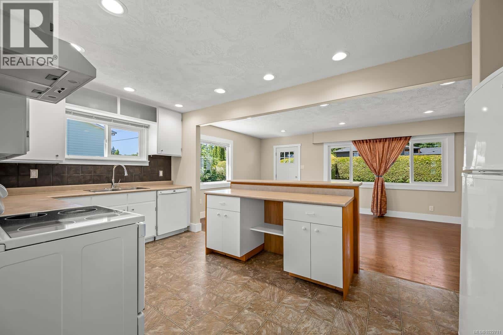 1825 Robb Ave — Comox, British Columbia - Photo 2 of 23