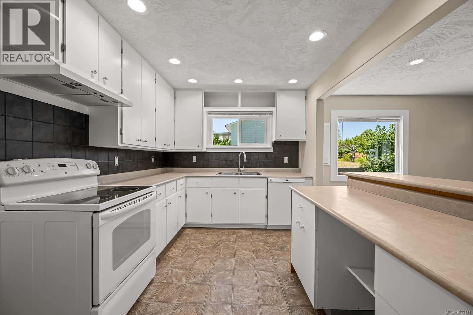 1825 Robb Ave — Comox, British Columbia - Photo 3 of 23