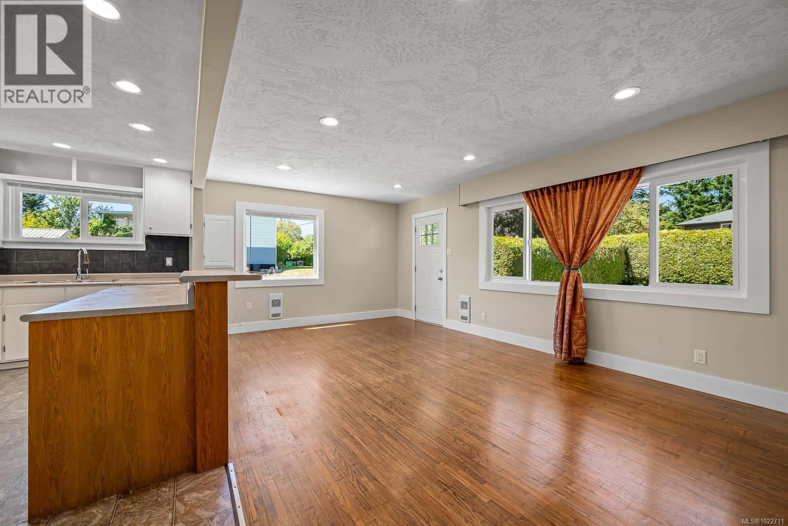 1825 Robb Ave — Comox, British Columbia - Photo 4 of 23