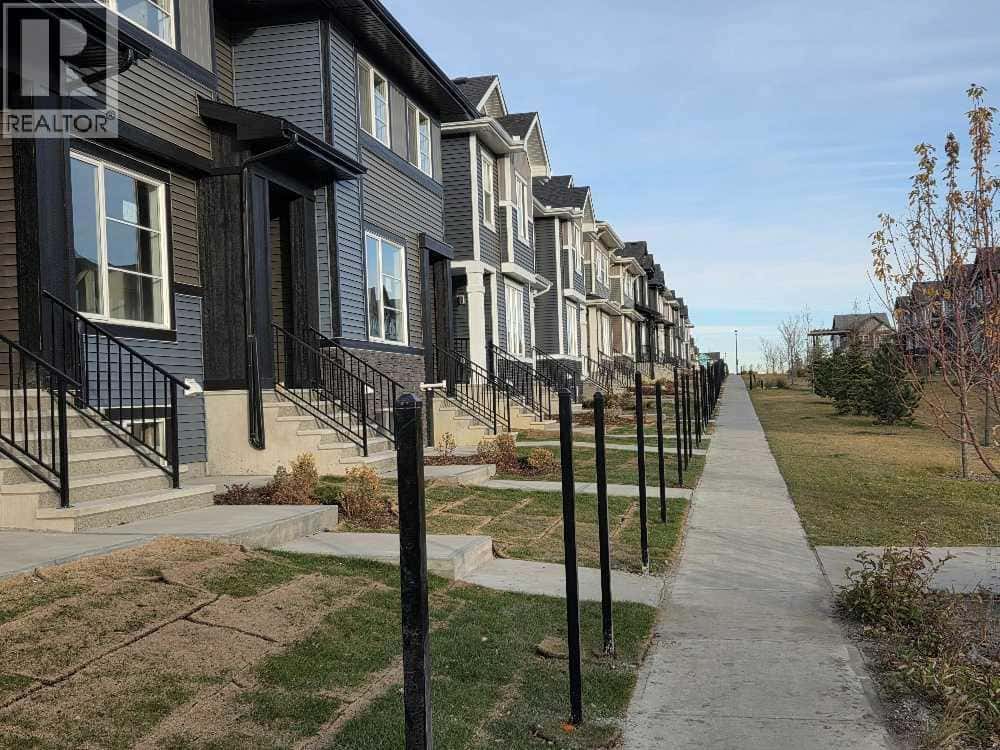 63 Lambeau Lane SE — Airdrie, Alberta - Photo 2 of 16