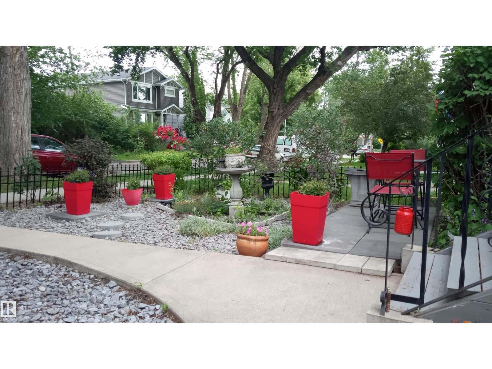 9831 83 AV NW — Edmonton, Alberta - Photo 4 of 42