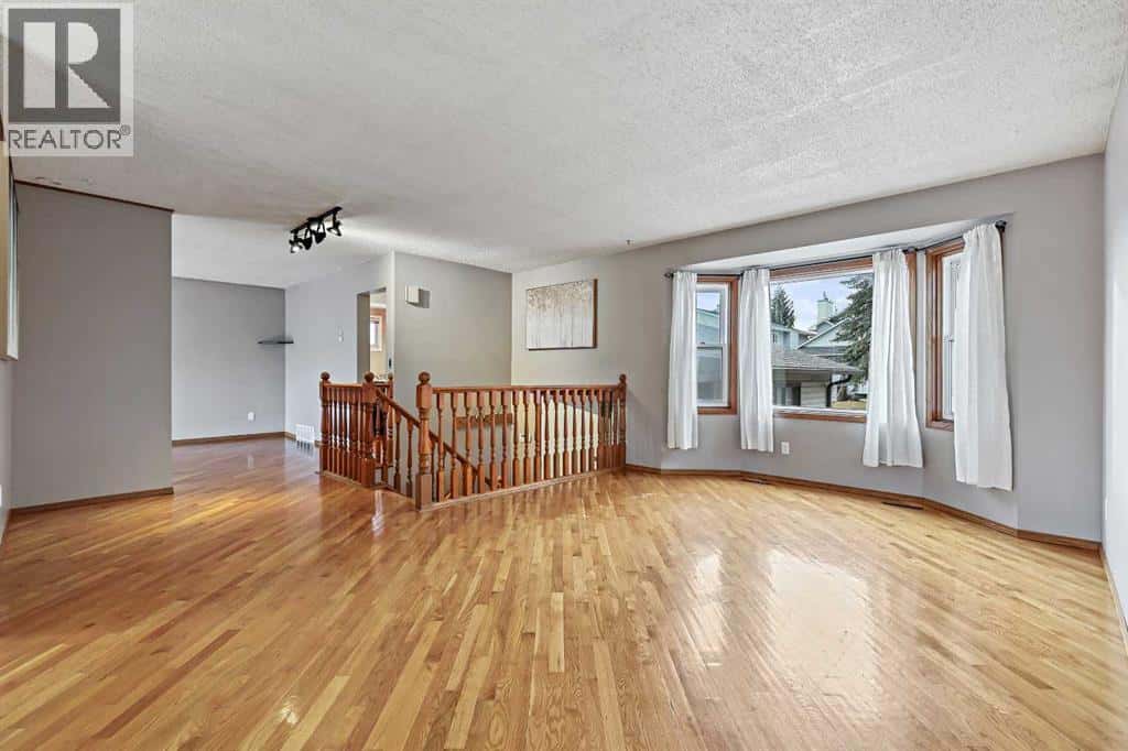 128 Ventura Way NE — Calgary, Alberta - Photo 5 of 48